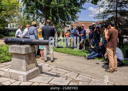 Vauhxx Booker, spricht während einer Pressekonferenz, nachdem ein Spezialanwalt ihn wegen eines Verbrechens und Übertretens über ein Jahr nach dem Angriff am 4. Juli 2020 auf Lake Monroe im Monroe County Courthouse in Bloomington angeklagt hatte. Booker sagte, dass er von hinten von einer Gruppe angegriffen wurde, darunter zwei weiße Männer, die auf einem Video aufgezeichnet wurden, das ihn Angriff. Das Video wurde auf der ganzen Welt gesehen, und die Männer wurden wegen Verbrechen einschließlich Übergriffen angeklagt, aber jetzt hat ein Staatsanwalt auch Vauhxx kartiert, der sagte, der Angriff gegen ihn sei rassistisch motiviert. Booker sagte, nachdem er sich weigerte, den Männern zu vergeben Stockfoto