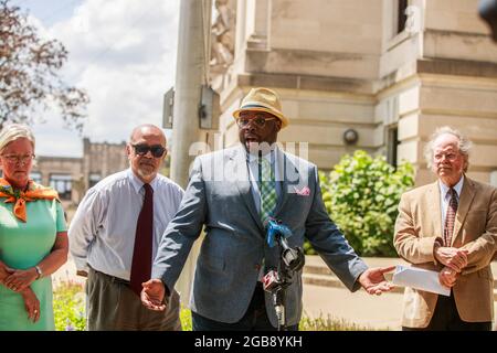 Vauhxx Booker, spricht während einer Pressekonferenz, nachdem ein Spezialanwalt ihn wegen eines Verbrechens und Übertretens über ein Jahr nach dem Angriff am 4. Juli 2020 auf Lake Monroe im Monroe County Courthouse in Bloomington angeklagt hatte. Booker sagte, dass er von hinten von einer Gruppe angegriffen wurde, darunter zwei weiße Männer, die auf einem Video aufgezeichnet wurden, das ihn Angriff. Das Video wurde auf der ganzen Welt gesehen, und die Männer wurden wegen Verbrechen einschließlich Übergriffen angeklagt, aber jetzt hat ein Staatsanwalt auch Vauhxx kartiert, der sagte, der Angriff gegen ihn sei rassistisch motiviert. Booker sagte, nachdem er sich weigerte, den Männern zu vergeben Stockfoto