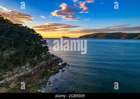 Fischerboote und Sonnenaufgang in Brisk Bay vom Patonga Beach an der Central Coast von NSW, Australien. Stockfoto