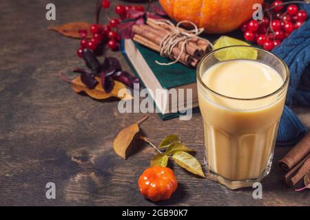 Veganes Getränk im Herbst oder Winter. Gesunder Kürbis-Smoothie in Gläsern auf einem rustikalen Holztisch. Speicherplatz kopieren. Stockfoto