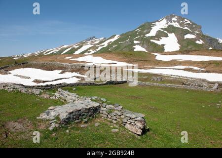 Archäologische Bodenfunde, historische Grundmauern aus römischer Zeit, der kleine Sankt Bernhard-Pass, La Thuile, Aostatal, Italien Stockfoto