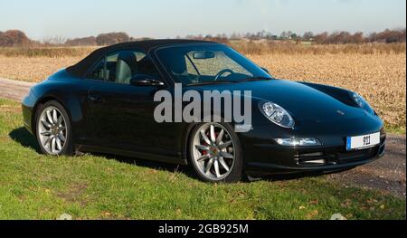 Porsche 911 Carrera 4S Cabriolet mit Allradantrieb, geschlossenes Verdeck, Modellreihe 911 997 Stockfoto