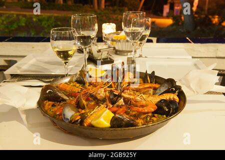 Spanische Paella mit Garnelen, Mallorca, Spanien Stockfoto