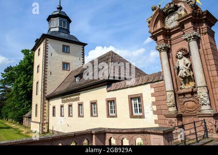 Säule des Haupteingangs von Schloss und Kloster Corvey, neben dem Schlossrestaurant, Hoexter, Nordrhein-Westfalen, Deutschland Stockfoto