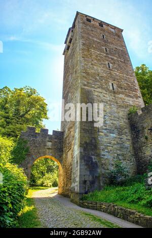 Burgturm der Schaumburg, daneben Oberes Burgtor, Rinteln, Niedersachsen, Deutschland Stockfoto