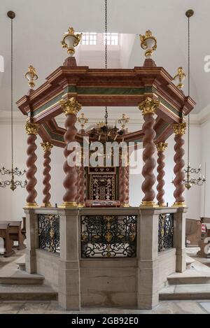 Zentrale bima mit achteckiger Steinbrüstung in der Synagoge von 1746, Ansbach, Mittelfranken, Bayern, Deutschland Stockfoto