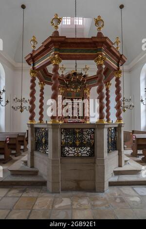 Zentrale bima mit achteckiger Steinbrüstung in der Synagoge von 1746, Ansbach, Mittelfranken, Bayern, Deutschland Stockfoto