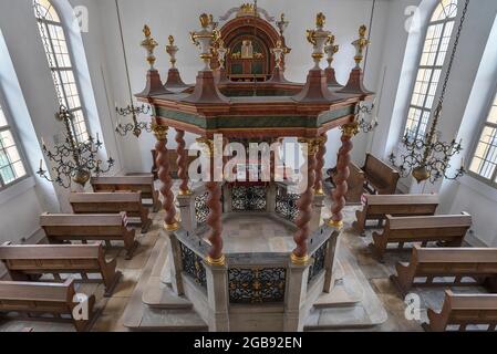 Zentrale bima mit achteckiger Steinbrüstung in der Synagoge von 1746, Ansbach, Mittelfranken, Bayern, Deutschland Stockfoto