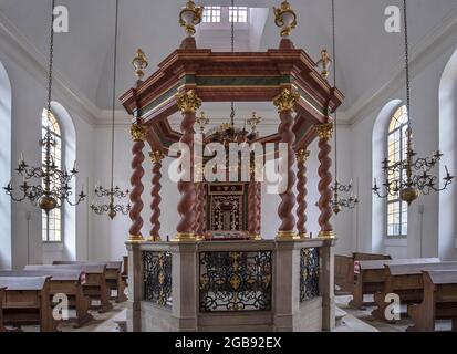 Zentrale bima mit achteckiger Steinbrüstung in der Synagoge von 1746, Ansbach, Mittelfranken, Bayern, Deutschland Stockfoto