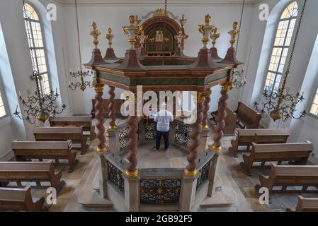 Zentrale bima mit achteckiger Steinbrüstung in der Synagoge von 1746, Ansbach, Mittelfranken, Bayern, Deutschland Stockfoto