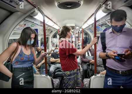 London, Großbritannien. Juli 2021. Passagiere sahen Facemasken auf einer nordwärts fahrenen Bakerloo-Linie. Trotz des Endes der gesetzlichen Pflicht zum Tragen von Gesichtsmasken in England ist das Tragen von Gesichtsmasken auf Londoner Transportmitteln weiterhin obligatorisch und die Menschen halten sich weiterhin an die Vorschriften. Kredit: SOPA Images Limited/Alamy Live Nachrichten Stockfoto