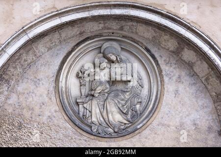 Relief der heiligen Maria mit dem Jesuskind in der Kirche St. Ulrich, Regensburg, Oberpfalz, Bayern, Deutschland Stockfoto