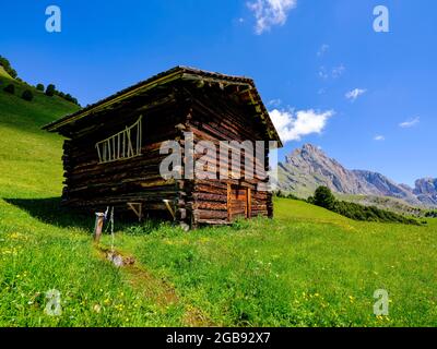 Almhütte, hinter den Geislergipfeln, Naturpark Puez-Geisler, Dolomiten, Südtirol, Italien Stockfoto