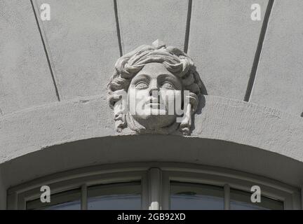 Skulptur über dem Fenster der Residenz, Ansbach, Mittelfranken, Bayern, Deutschland Stockfoto