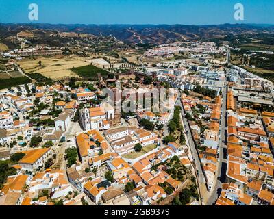 Luftaufnahme von Silves mit maurischer Burg und historischer Kathedrale, Algarve, Portugal Stockfoto