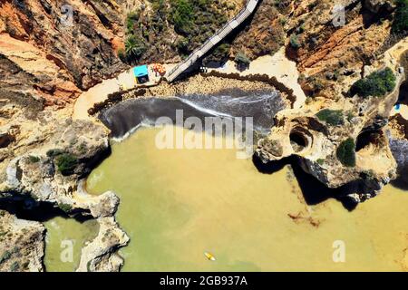 Luftaufnahme von Camilo Beach, Ponta da Piedade, Lagos, Algarve, Portugal Stockfoto