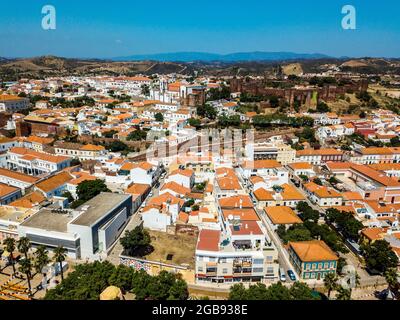 Luftaufnahme von Silves mit maurischer Burg und historischer Kathedrale, Algarve, Portugal Stockfoto