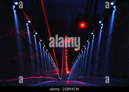 Fußgängerhängebrücke in Form einer Seilbrücke bei Nacht, Highline179, über die Fernpassstraße B 179 südlich von Reutte in Tirol Österreich Stockfoto