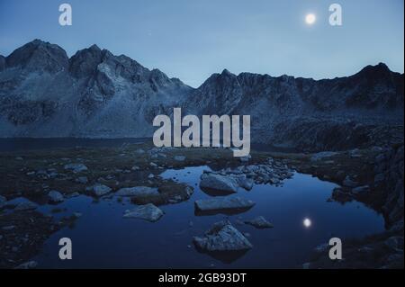 Blaue Stunde, Mond, Berge und Reflexion, Wiener Höhenweg, Richtung Obere Seescharte und Wangenitzsee, Schobergruppe, Nationalpark hohe Tauern Stockfoto