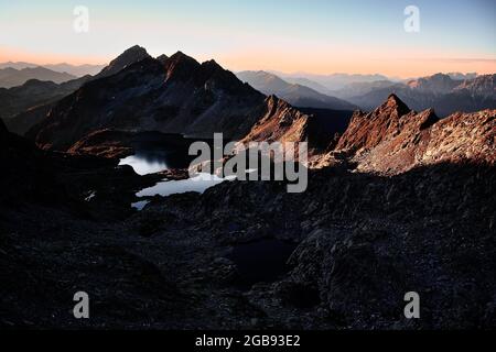 Sonnenaufgang mit Bergen und Wangenitzsee und Kreuzsee, Schobergruppe, Nationalpark hohe Tauern, Kärnten, Österreich Stockfoto