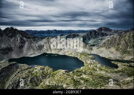 Berge und Wolken, Wangenitzseehütte, Wangenitzsee und Kreuzsee, Wiener Höhenweg, Schobergruppe, Nationalpark Hohe Tauern, Kärnten, Österreich Stockfoto