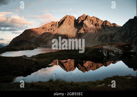 Sonnenuntergang mit Bergen und Spiegelung in Richtung Obere Seescharte und Wangenitzsee, Schobergruppe, Nationalpark hohe Tauern, Kärnten, Österreich Stockfoto