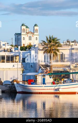 Hafen mit Fischerboot, Hafenstadt Naoussa mit Kirche, Insel Paros, Kykladen, Griechenland Stockfoto