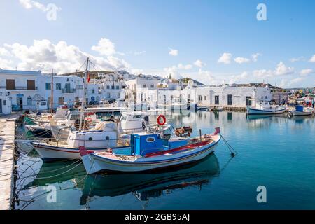 Hafen mit Fischerbooten, Hafenstadt Naoussa, Insel Paros, Kykladen, Griechenland Stockfoto