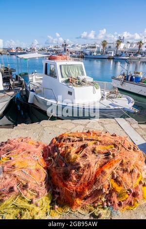 Hafen mit Fischerboot und Netzen, Hafenstadt Naoussa, Insel Paros, Kykladen, Griechenland Stockfoto