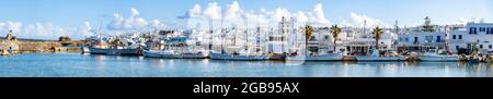 Hafen mit Fischerbooten, Blick auf die Hafenstadt Naoussa, Insel Paros, Kykladen, Griechenland Stockfoto