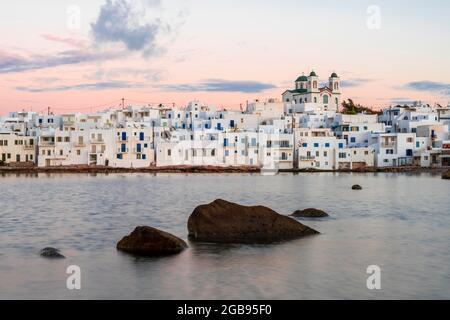 Blick auf die Stadt am Abend, Hafenstadt Naoussa, Insel Paros, Kykladen, Griechenland Stockfoto