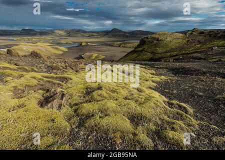 Blick vom Mount Sveinstandur, moosige Hügel, Berge, Fluss Skafta, isländische Highlands, Island Stockfoto