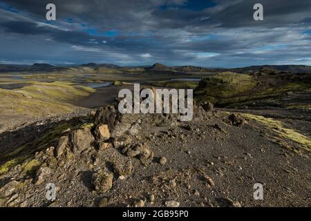 Blick vom Mount Sveinstandur, moosige Hügel, Berge, Fluss Skafta, isländische Highlands, Island Stockfoto