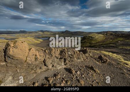 Blick vom Mount Sveinstandur, moosige Hügel, Berge, Fluss Skafta, isländische Highlands, Island Stockfoto