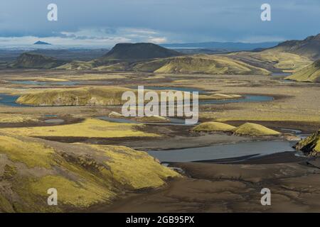 Blick vom Sveinstandur Berg, moosige Hügel, Berge, Skafta Fluss, Laki, Vatnajoekull, isländisches Hochland, Island Stockfoto