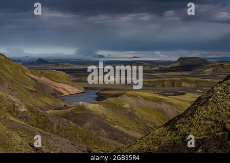 Blick vom Sveinstandur Berg, moosige Hügel, Berge, Skafta Fluss, Laki, Vatnajoekull, isländisches Hochland, Island Stockfoto