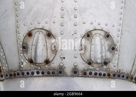 Flugzeugrumpf, Nieten, Detail, Notfall landete das Transportflugzeug Douglas R4D-6 41-50187 der amerikanischen Luftwaffe in der Nähe von Porshoefn, Sauoanes Stockfoto