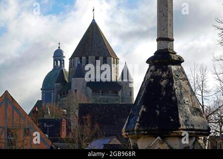 Place du Chatel mit Kreuz, Tour Cesar im Hintergrund und Collegiale Saint-Quiriace, mittelalterliche Stadt von Provins, auf der UNESCO Welt Kultur und Natur Stockfoto