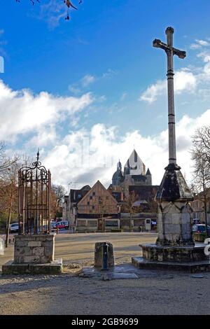 Place du Chatel mit Kreuz und Brunnen, in der hinteren Stiftskirche Collegiale Saint-Quiriace, mittelalterliche Stadt Provins, auf der UNESCO-Welt Stockfoto