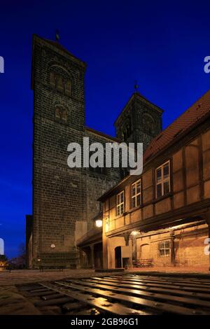 Stiftskirche St. Servatius am Abend auf dem Schlossberg, Quedlinburg, Harz, Sachsen-Anhalt, Deutschland Stockfoto