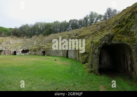 Römisches Amphitheater aus Tuffstein, Sutri, Provinz Viterbo, Region Latium, Italien Stockfoto