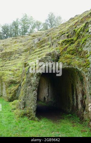 Römisches Amphitheater aus Tuffstein, Sutri, Provinz Viterbo, Region Latium, Italien Stockfoto