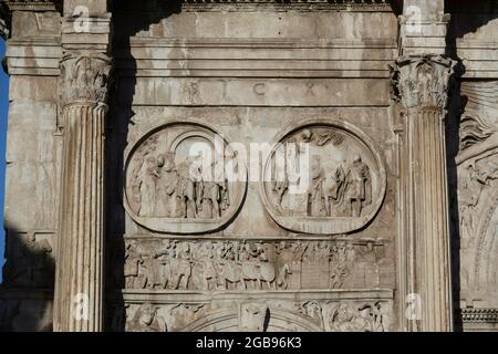 Hadrian Tondi und Constantinian Frieze auf dem Triumphbogen Arco di Costantino Constantine Arch, Rom, Latium, Italien Stockfoto