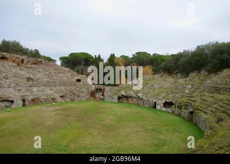 Römisches Amphitheater aus Tuffstein, Sutri, Provinz Viterbo, Region Latium, Italien Stockfoto