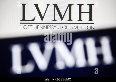 Ukraine. September 2021. In dieser Abbildung ist ein LVMH-Logo (LVMH Moet Hennessy Louis Vuitton) auf einem Smartphone und einem pc-Bildschirm zu sehen. Kredit: SOPA Images Limited/Alamy Live Nachrichten Stockfoto