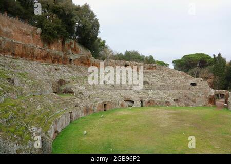 Römisches Amphitheater aus Tuffstein, Sutri, Provinz Viterbo, Region Latium, Italien Stockfoto