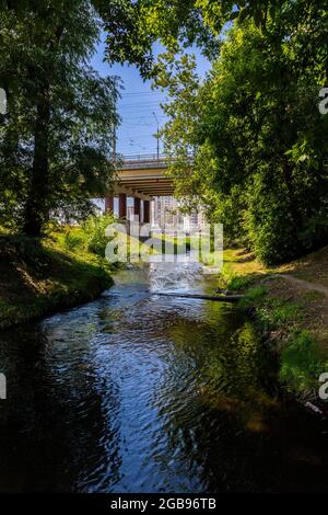 Belgorod, Russland - 08. Juli 2021: Blick auf den Fluss Vezelka im Zentrum von Belgorod Stockfoto