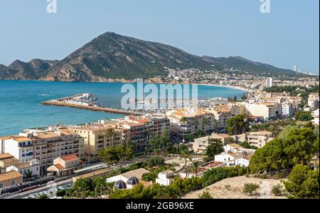 Blick auf das Meer von Altea vom Mirador de la Plaza de la Iglesia in der Altstadt, Bucht von Altea, Costa Blanca, Spanien Stockfoto