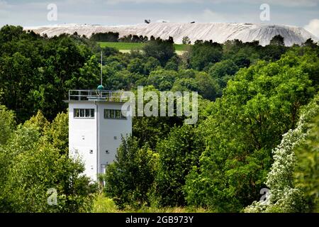 Aussichtsturm der Grenztruppen der DDR, Grenzwachturm, Schutthaufensalz, Kali-Abbau, Säulenweg, Lochblechweg, Grün Stockfoto