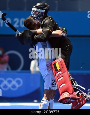 Der Belgier Simon Gougnard und Belgiens Torwart Vincent Vanasch feiern, nachdem er ein Halbfinalhockeyspiel zwischen den belgischen Roten Löwen und in gewonnen hat Stockfoto